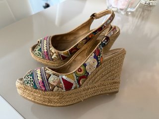 Sandalias cuña bordadas talla 38