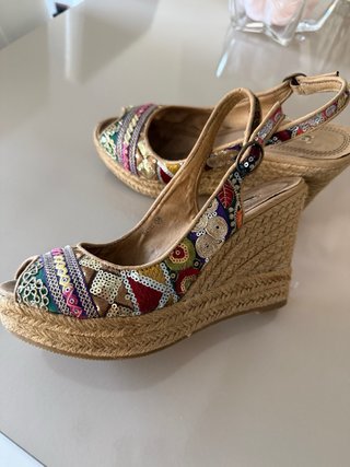 Sandalias cuña bordadas talla 38