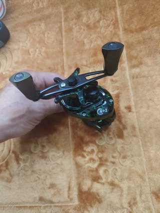 Carrete de pesca negro y verde