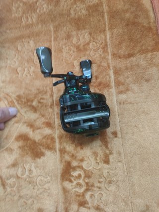 Carrete de pesca negro y verde