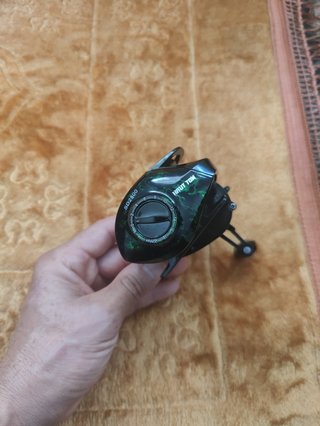 Carrete de pesca negro y verde