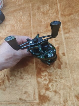 Carrete de pesca negro y verde