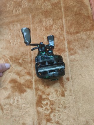 Carrete de pesca negro y verde