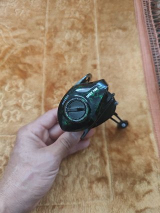 Carrete de pesca negro y verde