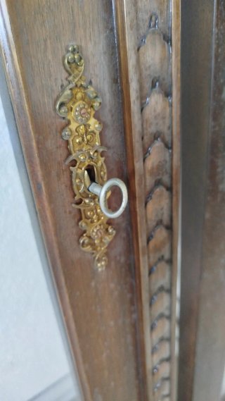 Puertas de vitrina de madera con cerradura adorno