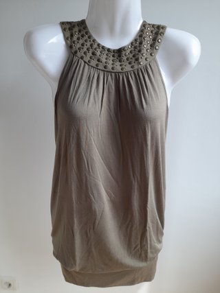 Vestido caqui con tachuelas