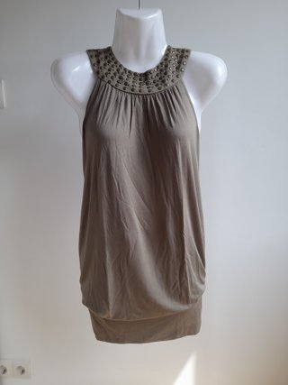 Vestido caqui con tachuelas