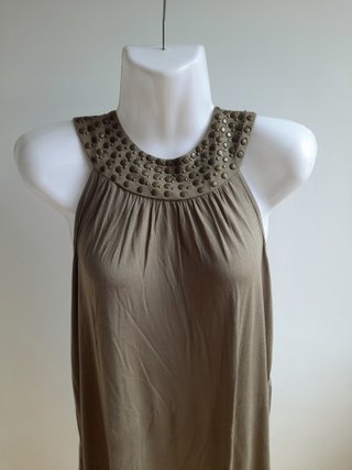 Vestido caqui con tachuelas