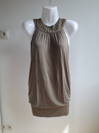 Vestido caqui con tachuelas