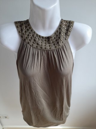 Vestido caqui con tachuelas