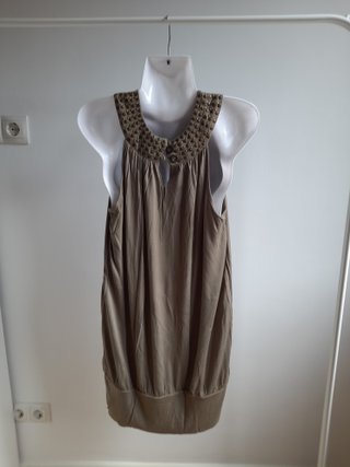 Vestido caqui con tachuelas