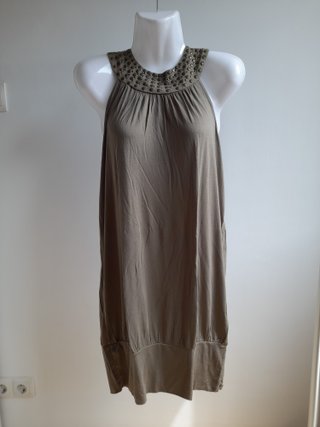 Vestido caqui con tachuelas