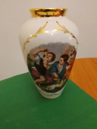 Jarrón antiguo de porcelana con escena