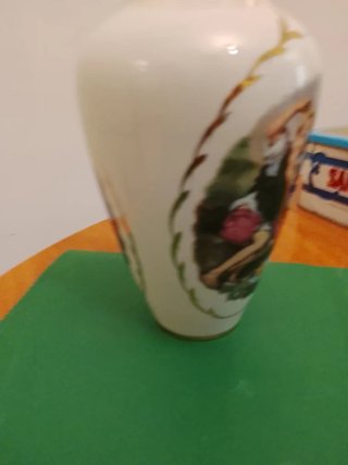Jarrón antiguo de porcelana con escena