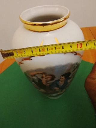 Jarrón antiguo de porcelana con escena