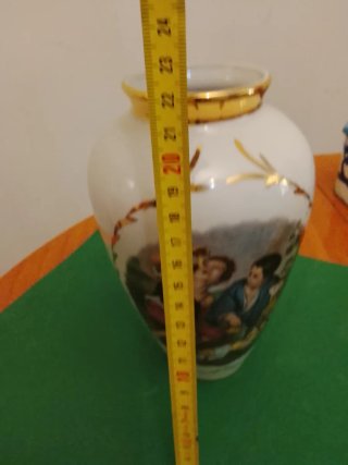 Jarrón antiguo de porcelana con escena