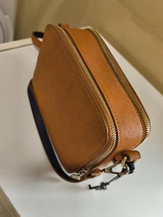 Bolso bandolera Desigual marrón y dorado