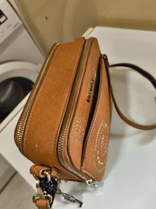 Bolso bandolera Desigual marrón y dorado