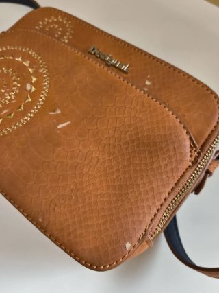 Bolso bandolera Desigual marrón y dorado