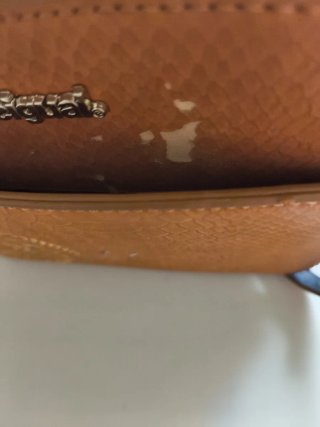 Bolso bandolera Desigual marrón y dorado