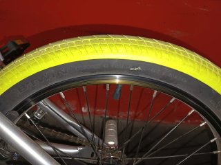 Bicicleta BMX Wipe Gris y Amarillo