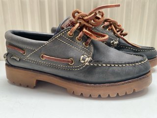 Zapatos náuticos Camper grises