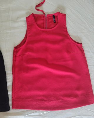 BLUSA NEGRA Y ROJA STRADIVARIUS TALLA S.