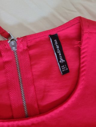 BLUSA NEGRA Y ROJA STRADIVARIUS TALLA S.