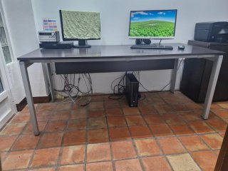 Mesa de despacho de madera