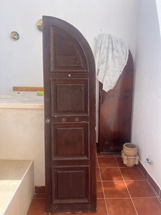 Puerta de madera con arco