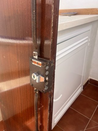 Puerta de madera con arco