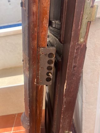 Puerta de madera con arco