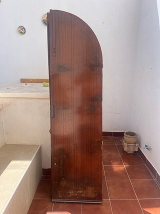 Puerta de madera con arco