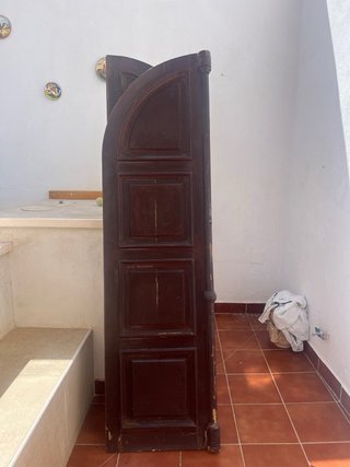 Puerta de madera con arco