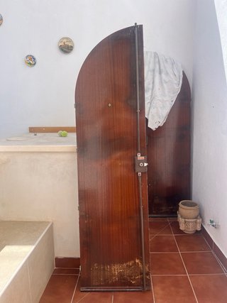 Puerta de madera con arco