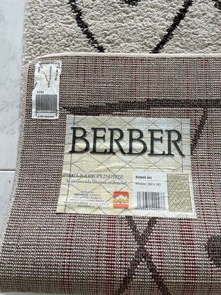 Alfombra beige con rombos negros