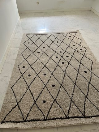Alfombra beige con rombos negros