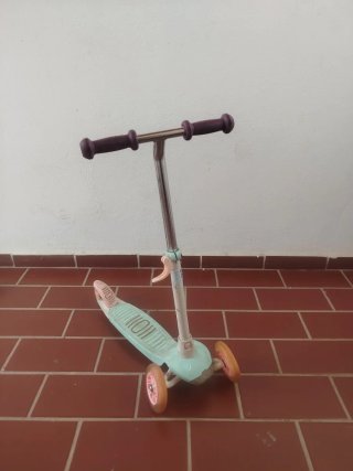 Patinetes de dos y tres ruedas. 10 euros los dos
