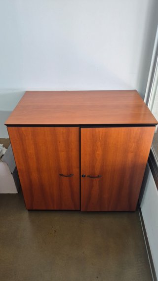 Escritorio madera y metal con cajonera