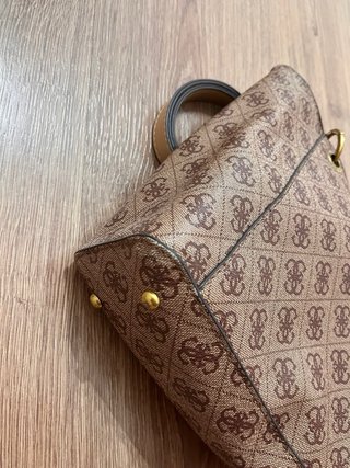 Bolso Guess Mediano Marrón y Dorado