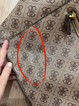 Bolso Guess Mediano Marrón y Dorado