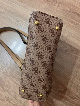 Bolso Guess Mediano Marrón y Dorado