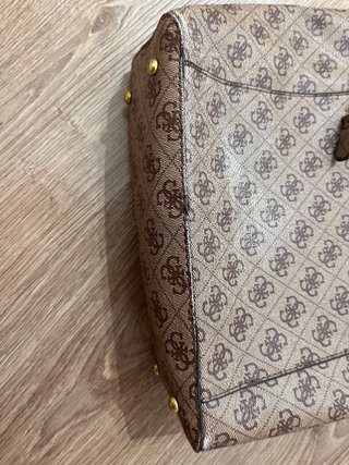 Bolso Guess Mediano Marrón y Dorado