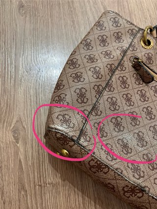 Bolso Guess Mediano Marrón y Dorado