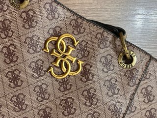 Bolso Guess Mediano Marrón y Dorado