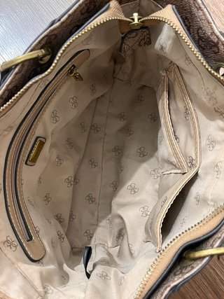 Bolso Guess Mediano Marrón y Dorado