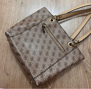 Bolso Guess Mediano Marrón y Dorado