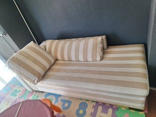 Sofá tumbona de madera y tela