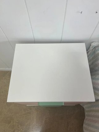 Escritorio y mesita de noche