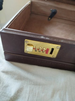 Maletín ejecutivo marrón con combinación